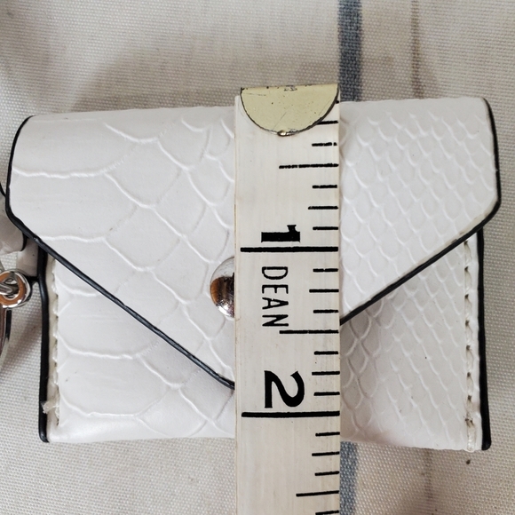 Guess White Micro Mini Change Purse Faux Reptile  Round Silver Metal Logo - Picture 9 of 10